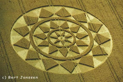 Graancirkel met daarin de priemgetallen 7, 11 en 13 verwerkt. Gevonden op 25 juli 2004 bij Etchilhampton Hill. Foto van Bert Janssen.